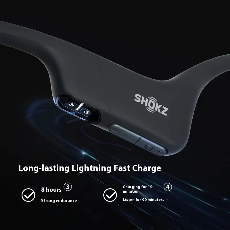 لقطة مقربة لسماعات رياضية Shokz موصلة للعظام سوداء تبرز قدرتها السريعة وطويلة الأمد