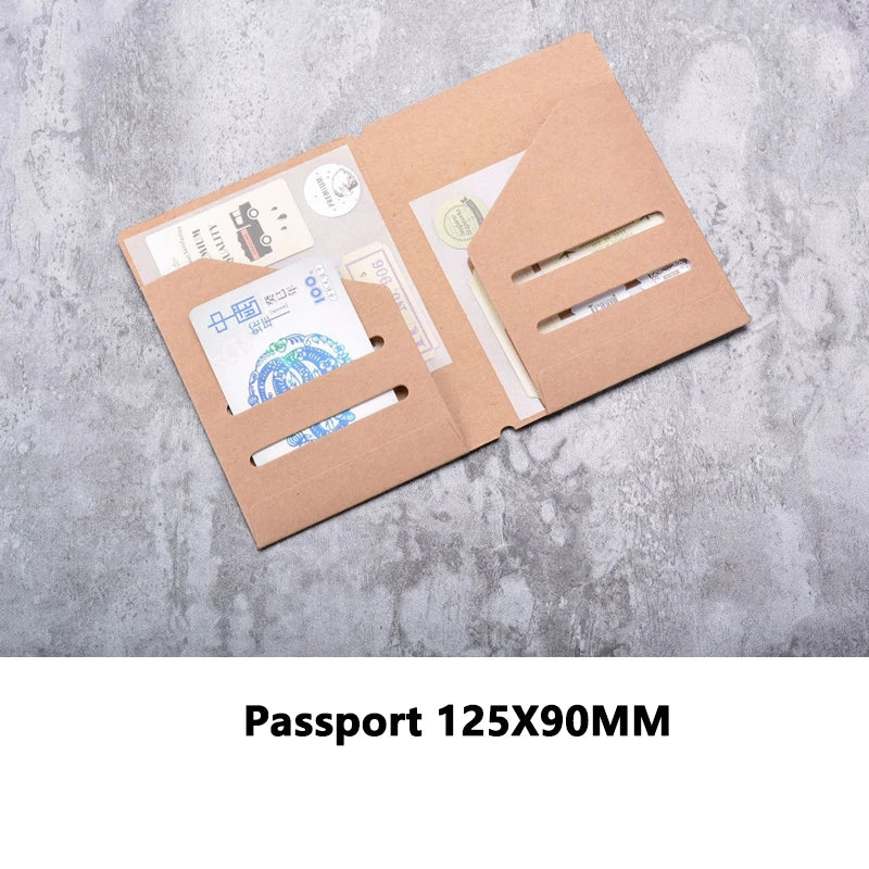 Porta documentos de pasaporte de aspecto de cuero marrón con múltiples ranuras y una funda de plástico transparente.