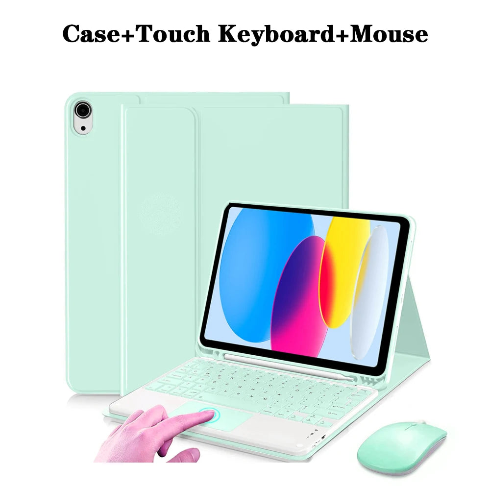 Una funda para tableta verde claro con teclado y ratón Bluetooth desmontables, junto a un iPad.