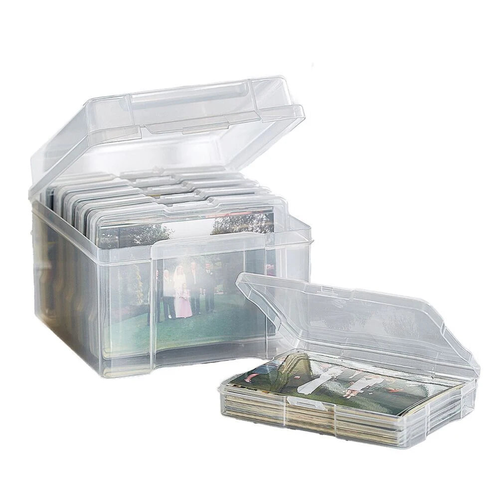 Durchsichtige Plastikbox mit mehreren Fächern und einer Stapel von Fotoalben darin