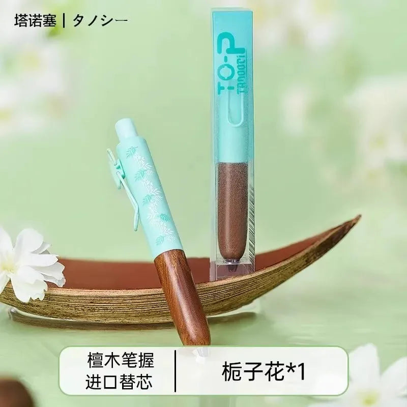 Tubo de gel marrón con tapa azul claro y agarre de madera, apoyado sobre una superficie de madera.