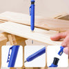 Blauer Präzisions-Holzstift-Set mit Metallspitze neben Holzplanken