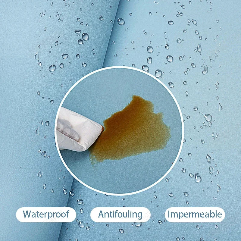 Nahaufnahme einer blauen Kunstleder-Matschunterlage mit Wassertropfen, die wasserdichte und undurchlässige Eigenschaften zeig