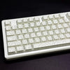 Vista cercana de teclas de contorno blancas en degradado para teclado mecánico, mostrando varias teclas de función y modifica