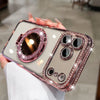 Eine Hand hält eine glitzernde diamantförmige magnetische Hülle für ein iPhone mit verschiedenen Kameralinsen.