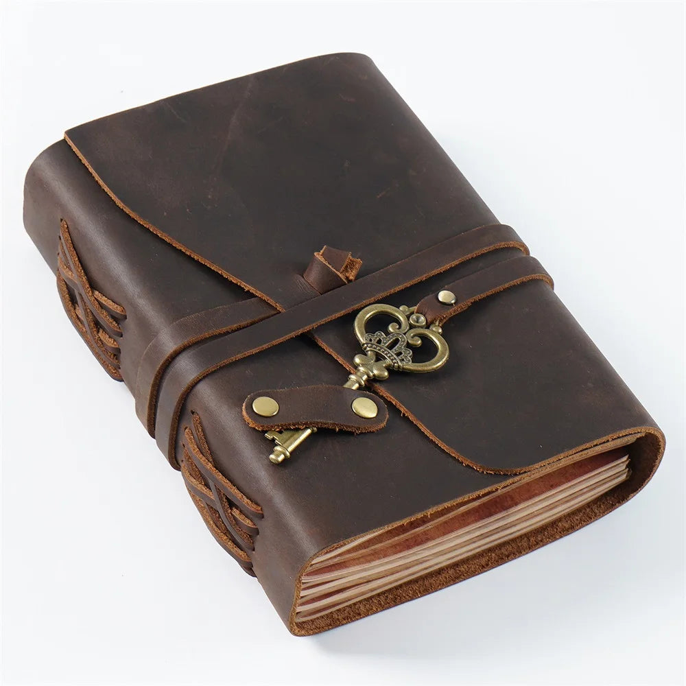 Diario mágico de cuero marrón oscuro, encuadernado con correa y costura decorativa.