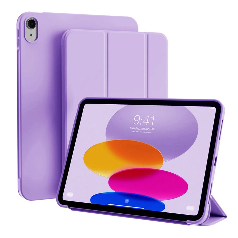 Una funda magnética plegable púrpura para iPad mostrada junto al dispositivo.