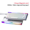 Un clavier mécanique blanc avec touches gravées sur le côté et éclairage RGB.