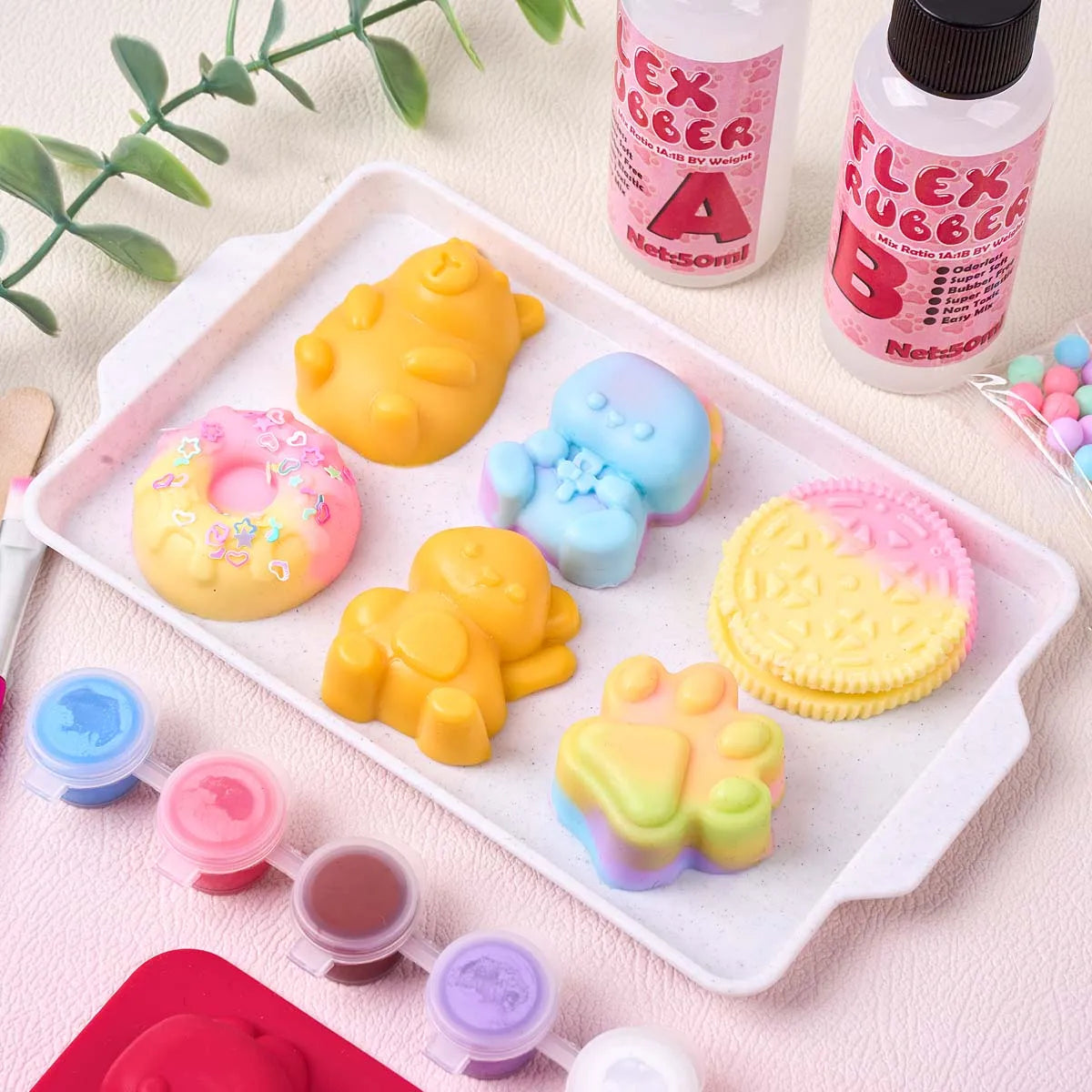 Tablett bunter Silikon-Squishy-Spielzeuge und eine Flasche Ex-Press Gummi-Set zur Stresslinderung