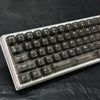 Nahaufnahme klarer und gefrorener PC-Tastenkappen für eine mechanische Tastatur, die verschiedene Tasten und Funktionsebenen 