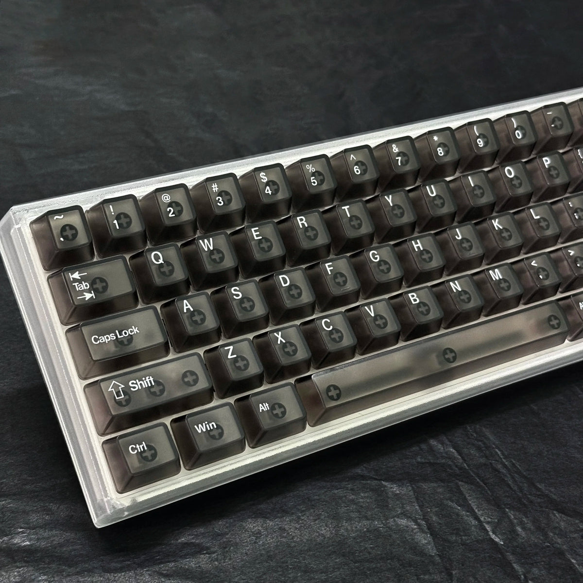 Nahaufnahme klarer und gefrorener PC-Tastenkappen für eine mechanische Tastatur, die verschiedene Tasten und Funktionsebenen 