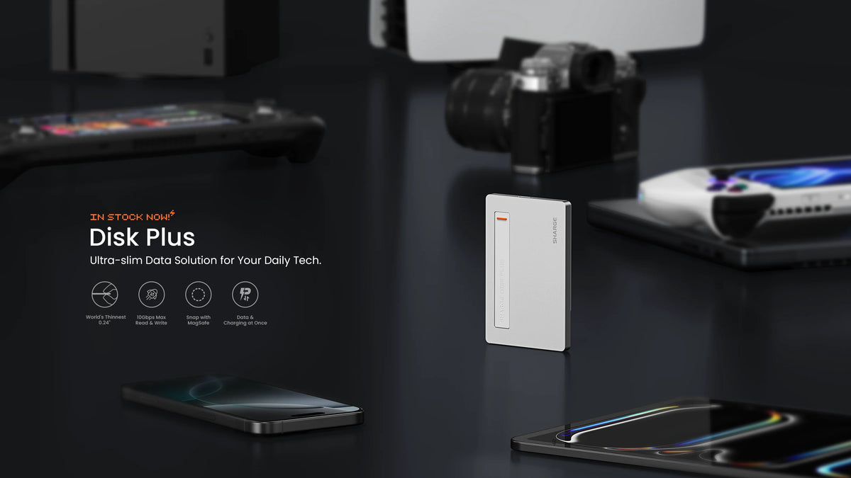 Weiße portable NVMe SSD-Gehäuse auf dunkler Oberfläche mit elektronischen Geräten
