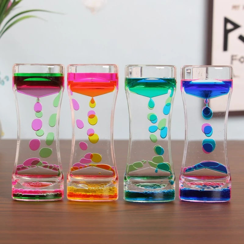 صف من مؤقتات الساعة الرملية الزجاجية المليئة بسوائل ملونة زاهية، تُظهر ألوانًا وتأثيرات خلط مختلفة.