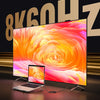 Ein Laptop vor einem großen 8K-Monitor, der ein leuchtendes orange-pinkes Wirbelmuster zeigt.