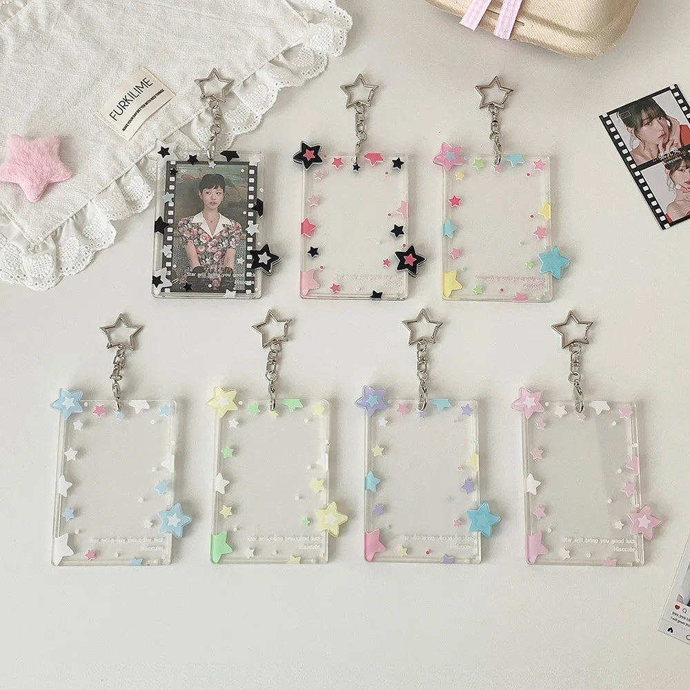 Collection de porte-cartes en acrylique transparent avec éléments décoratifs et pendentifs étoiles.