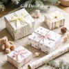 Décoration cadeau avec des cadeaux emballés, des rubans de satin et de petits ours en peluche sur un fond doux.