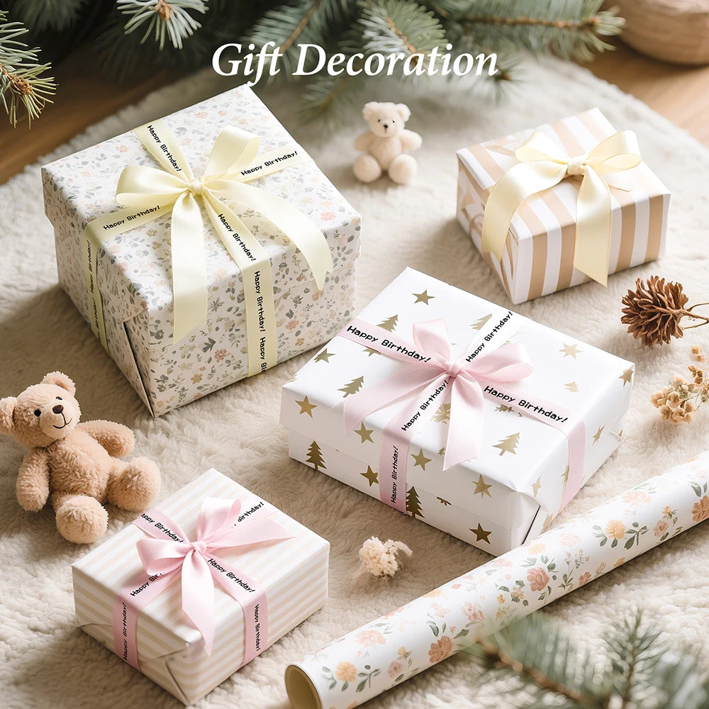 Décoration cadeau avec des cadeaux emballés, des rubans de satin et de petits ours en peluche sur un fond doux.