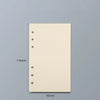 Un cuaderno de hojas sueltas rectangular, beige claro, con agujeros perforados en el lado izquierdo.