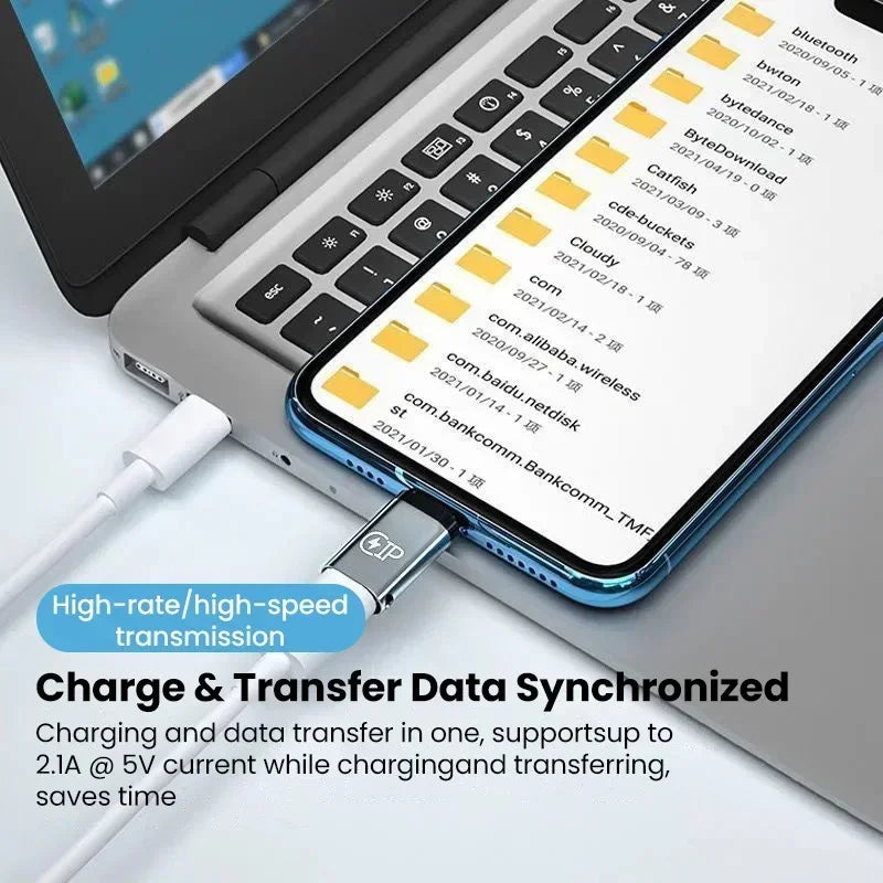 Nahaufnahme eines Lightning-auf-USB-C-Adapters zum Laden und Datenübertragen zwischen Smartphone und Laptop.