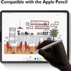 Eine Hand benutzt einen Apple Pencil, um mit dem Bildschirm eines Tablets in einer Zeichen- oder Design-Anwendung zu interagi
