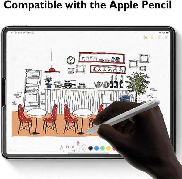 Une main utilise un Apple Pencil pour interagir avec l'écran d'une tablette affichant une application de dessin ou de design.