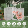 Bolso de mano tipo asa de PVC transparente con rosas rosas, mostrado al aire libre