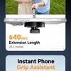 Eine Hand hält einen silbernen magnetischen Selfie-Stick-Handyhalter, der zur Aufnahme filmischer Aufnahmen konzipiert ist.