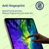 Eine Hand berührt einen Tablet-Bildschirm mit einem Anti-Fingerprint-Film, der seine Widerstandsfähigkeit gegen Schmutz und F