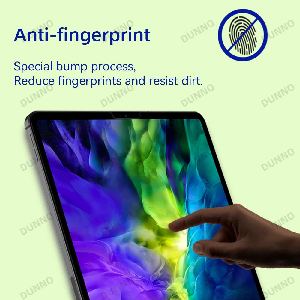 Eine Hand berührt einen Tablet-Bildschirm mit einem Anti-Fingerprint-Film, der seine Widerstandsfähigkeit gegen Schmutz und F
