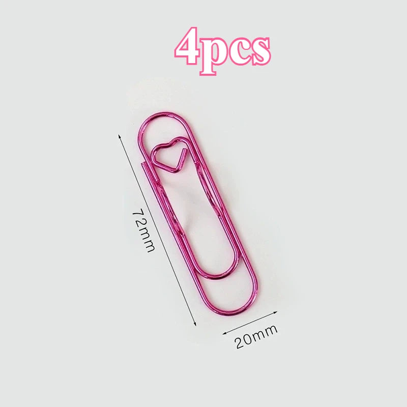 Cuatro clips de bolígrafo multifuncionales rosados sobre un fondo gris claro.