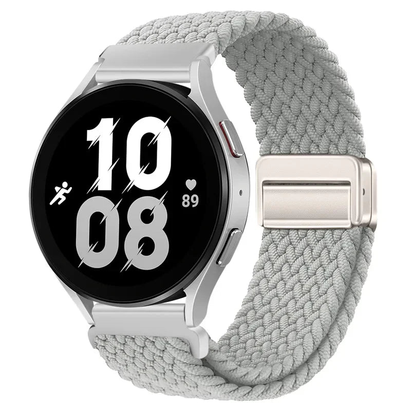 Silbermagnetisches Armbanduhrband für die Nothing CMF Pro 2 mit schwarzer Zifferblattanzeige um 10:08.