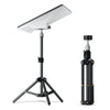 Soporte trípode portátil ajustable negro con panel de luz plateado.