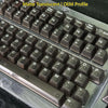 Nahaufnahme dunkler brauner durchscheinender Tastenkappen für eine mechanische Tastatur mit verschiedenen Buchstaben- und Fun