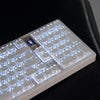 Nahaufnahme einer weißen mechanischen Tastatur mit hellblauer Beleuchtung und niedlichen Katzen-Tastenkappen auf einer schwar