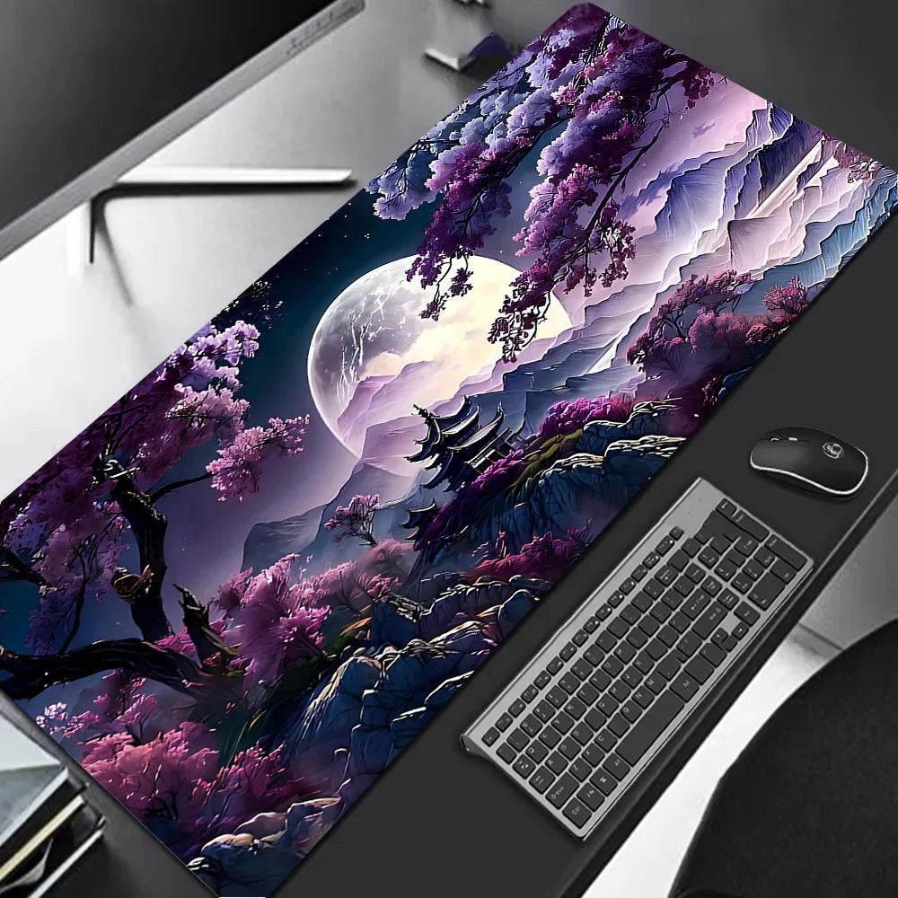 Große Gaming-Mauspad mit lila und lavendelfarbiger Landschaft, Vollmond und silhouettierten Bäumen.