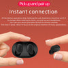 Un par de auriculares inalámbricos Bluetooth negros siendo recogidos y emparejados con un teléfono.