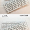 Nahaufnahme einer mechanischen Tastatur mit durchsichtigen Tastenkappen, gekennzeichnet als chinesische und englische Version