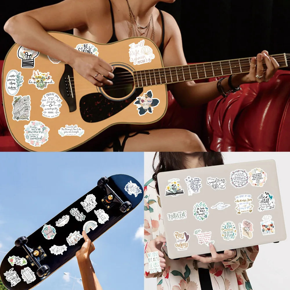 Eine Person spielt eine akustische Gitarre, dekoriert mit Vinylstickern, vor dunklem Hintergrund.