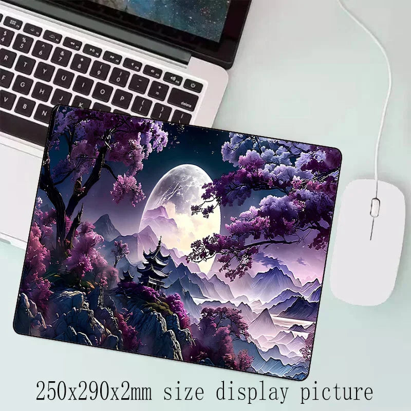 Laptop zeigt eine leuchtende lila und rosa Landschaft mit Vollmond und blühenden Bäumen auf einer Mauspad.