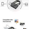 Pendrive portátil de doble interfaz plateado y negro con accesorios y contextos de uso.