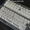 Nahaufnahme von matten, durchscheinenden OEM-Profil-Keycaps für eine mechanische Tastatur.