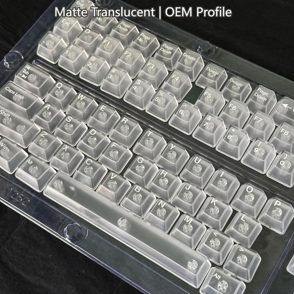 Nahaufnahme von matten, durchscheinenden OEM-Profil-Keycaps für eine mechanische Tastatur.