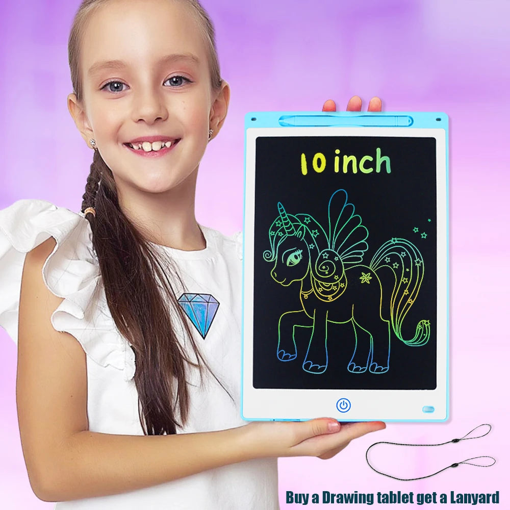 Lächelndes Mädchen hält ein 10-Zoll-LCD-Zeichentablet mit einer neongrünen Einhorn-Umrisszeichnung auf einem schwarzen Bildsc
