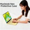 Una mujer está usando una MacBook amarilla con funda protectora sobre una superficie blanca.