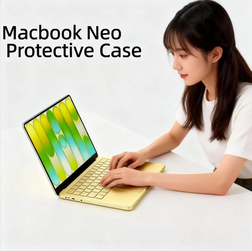 Una mujer está usando una MacBook amarilla con funda protectora sobre una superficie blanca.