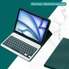 Funda blanca para iPad con teclado Bluetooth azul, abierta sobre una superficie de mármol blanco.