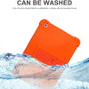 Cubierta de silicona naranja para soporte del iPad Mini, sumergida en agua clara.