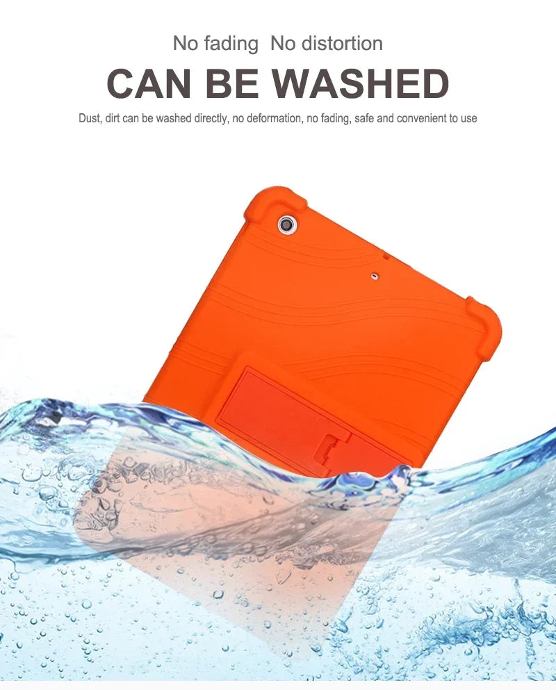 Cubierta de silicona naranja para soporte del iPad Mini, sumergida en agua clara.