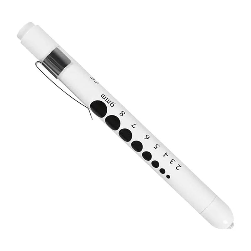Linterna médica blanca con escala de pupila marcada de 2 a 9 mm.