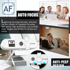 Gros plan d'une webcam autofocus 1K HD et de son support, mettant en évidence les caractéristiques pour des images claires.